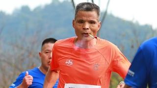 Un bărbat din China a șocat spectatorii. Acesta a alergat 42 de kilometri în timp ce fuma