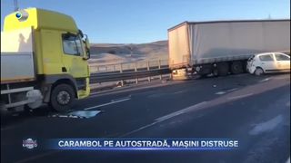 Carambol pe autostradă, mașini distruse