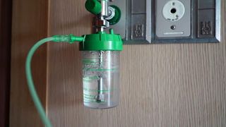 Un bărbat a fost nevoit să  renunțe la mâncare pentru oxigen. Factura la curent l-a lăsat fără bani