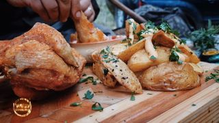 VIDEO | Wild Cooking: pui prăjit cu cartofi