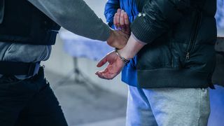 Percheziții în Argeș: patru persoane au fost arestate preventiv în două dosare de trafic de droguri