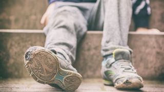 Șase copii din Mureș erau obligați să cerșească de către proprii părinți. Copiii au fost preluați de DGASPC