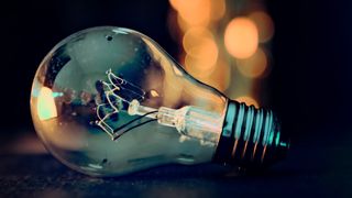 Cât va costa energia electrică până în 2025. Guvernul solicită plafonarea prețului