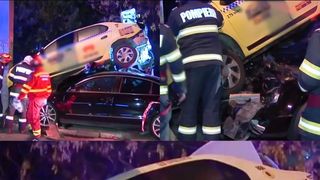  Accident desprins dintr-o secvență de film. Un autoturism a izbit un taxi și a fost proiectat sub roțile acestuia