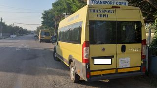 Un șofer de microbuz școlar a fost prins aproape în comă alcoolică în timp ce transporta elevii la școală