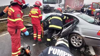 Accident rutier în Caraș-Severin: o persoană a decedat după ce mașina în care se aflau a ajuns pe contrasens