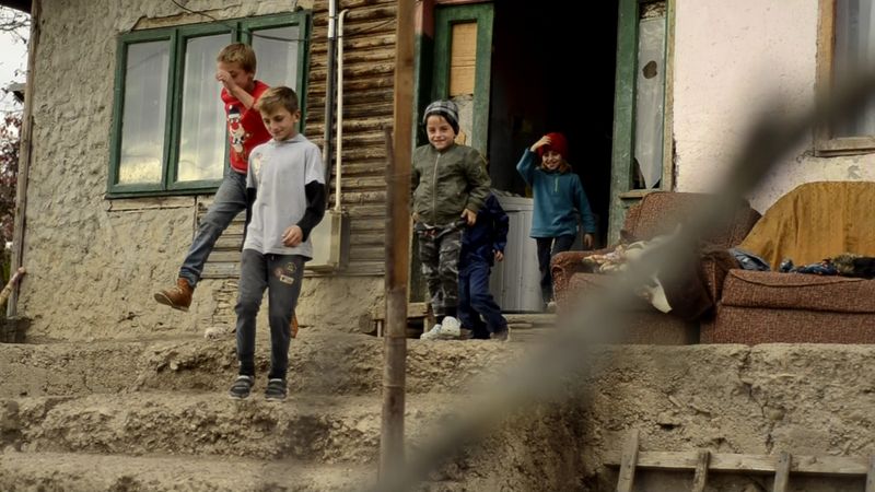 Duminică, la “Asta-i România”, povestea impresionantă a cinci frați sărmani