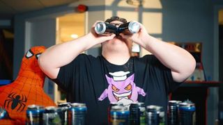 Un bărbat de 36 de ani a fost la un pas de moarte, după ce a băut 12 energizante &icirc;n 10 minute! A vrut să se laude &icirc;n fața prietenilor lui: &bdquo;Ca să mai uite de durere, a &icirc;nceput un joc&rdquo;