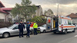 VIDEO - Mama unui deținut și-a dat foc &icirc;n fața Penitenciarului din Ploiești, &icirc;n semn de protest