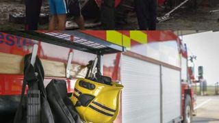 O mașină de pompieri aflată în misiune s-a răsturnat, după ce a încercat să evite un alt autoturism