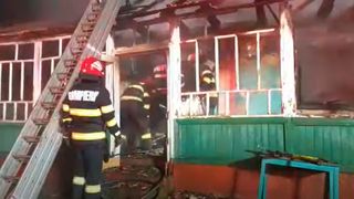 VIDEO - Tragedie în Iași! Un bătrân a murit carbonizat după ce a pus pe foc perdelele, din cauza frigului. Bărbatul nu avea bani de lemne