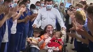 O româncă a petrecut un an la terapie intensivă după ce s-a îmbolnăvit de COVID-19. Femeia a fost externată cu aplauze și lacrimi