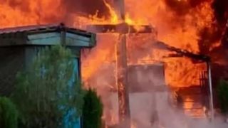 Biserică veche de 70 de ani, cuprinsă de flăcări în Vaslui.  Acoperișul și turla au luat foc