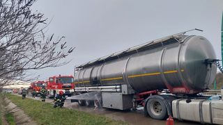 O cisternă încărcată cu adeziv pentru autovehicule a luat foc pe autostradă