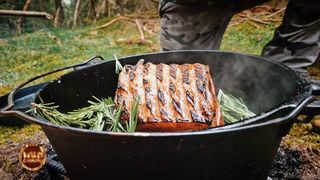 VIDEO | Wild Cooking: rețetă delicioasă de cotlet de porc gătit în sălbăticie