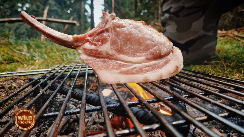 wild cooking: cotlete de porc gătite în sălbăticie