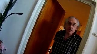 VIDEO - Doi polițiști au fost atacați de un bărbat &icirc;n pijamale, după ce i-au bătut la ușă pentru că făcea scandal. &bdquo;Știi c&acirc;nd trebuie să mergi la muncă, dar nu știi cum te mai &icirc;ntorci&rdquo;