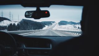 Secretul șoferilor: butonul din mașină care ajută la dezghețarea parbrizului în doar câteva minute