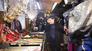 VIDEO - Românii care merg la târgul de Crăciun vor fi nevoiți să scoată din buzunare sume mai mari de bani anul acesta. Cât costă un pahar de vin și o porție de mâncare?