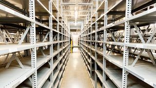 Tipuri de rafturi metalice și cum să le alegem pe cele potrivite unui anumit spațiu!