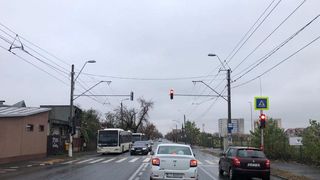 Semaforul provizoriu de pe Șoseaua Antiaeriană a intrat în funcțiune. Autoritățile vor continua procedura legală pentru amplasarea semafoarelor permanente