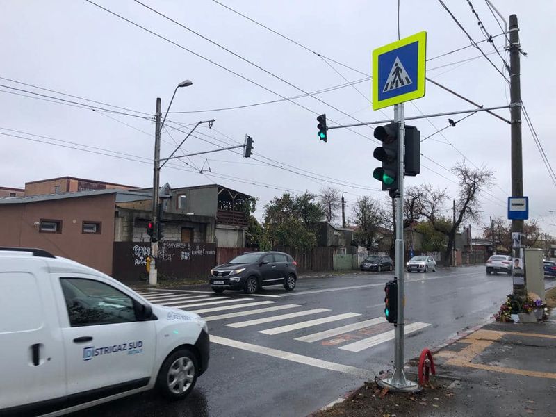 Semaforul provizoriu de pe Șoseaua Antiaeriană a intrat în funcțiune. Autoritățile vor continua procedura legală pentru amplasarea semafoarelor permanente