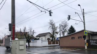 Semaforul provizoriu de pe Șoseaua Antiaeriană a intrat în funcțiune. Autoritățile vor continua procedura legală pentru amplasarea semafoarelor permanente