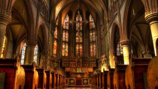 Întâmplare haioasă: Un hoț din Neamț a adormit în biserică, după ce a băut vinul furat