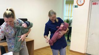 Incredibil! Cum a reușit un cuplu de americanii să-și aducă acasă cei doi bebeluși născuți de o mamă surogat în Rusia
