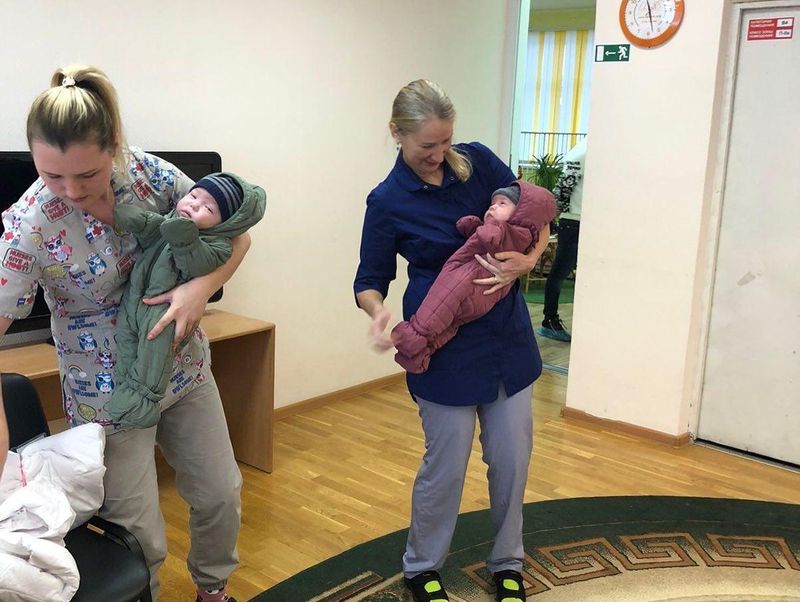 Incredibil! Cum a reușit un cuplu de americanii să-și aducă acasă cei doi bebeluși născuți de o mamă surogat în Rusia