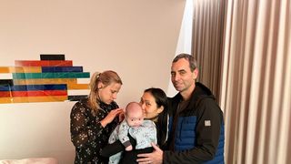 Incredibil! Cum a reușit un cuplu de americanii să-și aducă acasă cei doi bebeluși născuți de o mamă surogat în Rusia