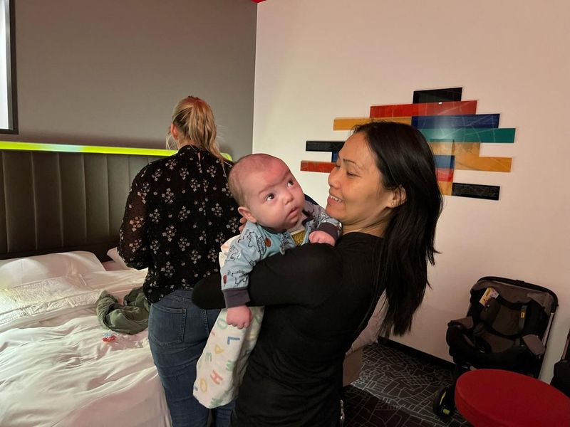 Incredibil! Cum a reușit un cuplu de americanii să-și aducă acasă cei doi bebeluși născuți de o mamă surogat în Rusia