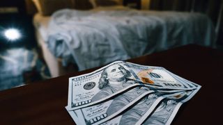 Un român a recurs la o metodă mai puțin obișnuită pentru a-și plăti facturile. Bărbatul și-a forțat soția să se prostitueze