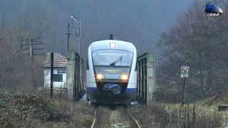 Un tânăr de 23 de ani din Neamț și-a parcat mașina lângă linia ferată și s-a aruncat în fața trenului