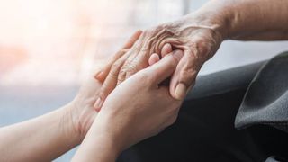 Un cuplu de români va petrece ani grei în spatele gratiilor după ce au escrocat un pensionar. Cum a început telenovela din Italia