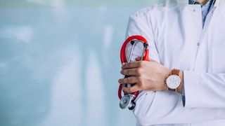 Plicul cu atenții nu mai este bine-venit în spitalele din România: „Mă jigniți. Vă rog!”