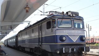 Locomotiva unui tren a luat foc. Pasagerii au fost evacuați de urgență