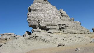 VIDEO - Sute de oameni &icirc;n pelerinaj la Sfinxul din Bucegi, &icirc;n căutarea unei piramide energetice