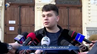 Proteste &icirc;n curtea liceului