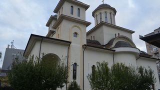 Scene ireale &icirc;ntr-o biserică din Capitală! Un preot a fost filmat cum scoate bani cu umerașul din cutia milei