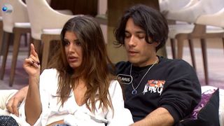 Triunghi amoros în ”Casa Iubirii”. Flavius o îmbrățișează pe Natalia sub privirile Ancăi