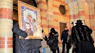 Scene șocante într-o biserică din Sibiu. Două femei, scoase pe sus de jandarmi și duse la Psihiatrie