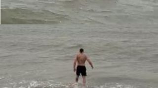 Un român a sărbătorit ziua de 1 decembrie sărind în mare