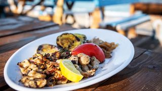 VIDEO- Teodor Niță a ajuns de urgență la spital. Procurorului din Constanța i s-a făcut rău după ce a mâncat la o cherhana