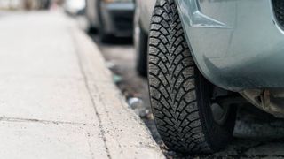 VIDEO - Un bărbat a încercat să-și omoare fratele și tatăl după o ceartă