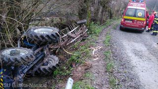 Un bărbat a decedat după ce s-a răsturnat cu tractorul în Bistrița-Năsăud