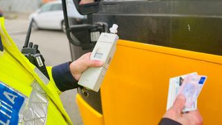 Un bărbat, de 30 de ani, a fost depistat în timp ce conducea maşina sub influenţa drogurilor