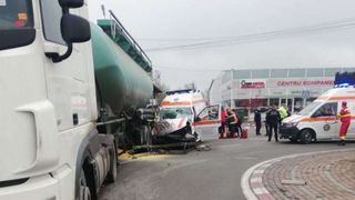 Accident tragic &icirc;n Gorj. O ambulanță care se afla &icirc;n misiune a fost implicată: asistenta se află &icirc;n stare gravă