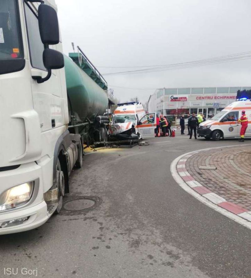 Accident tragic în Gorj. O ambulanță care se afla în misiune a fost implicată: asistenta se află în stare gravă