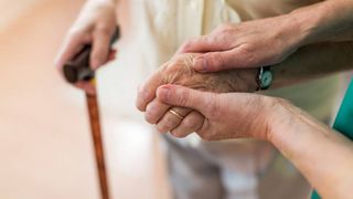 Caz șocant! O pensionară de 82 de ani a fost arestată pentru că nu a plătit factura la salubrizare